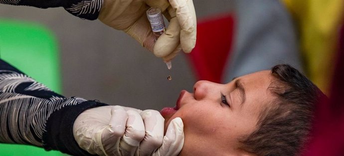 Un niño recibe la vacuna oral contra la polio.