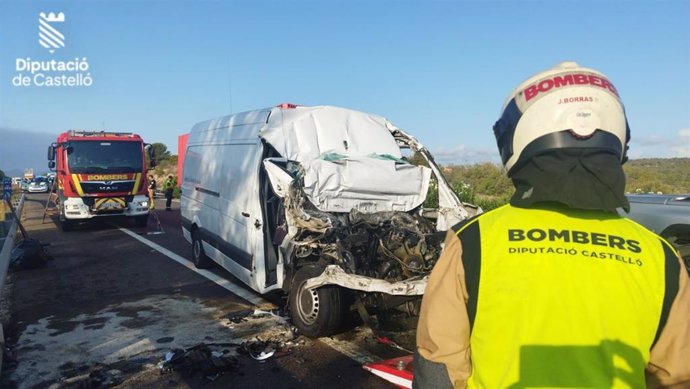 Imagen del accidente de tráfico registrado en la AP-7 a su paso por Alcalá de Xivert (Castellón) con un fallecido tras colisionar una furgoneta y un camión.