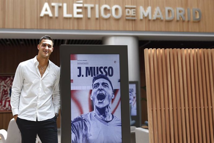 El portero argentino Juan Musso posa en el Cívitas Metropolitano