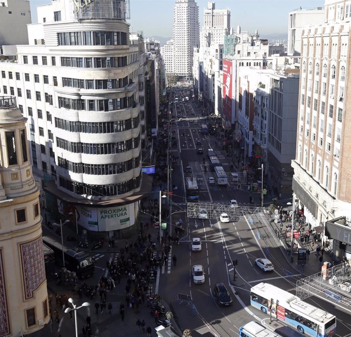 Archivo - Tráfico en Gran Vía (Madrid)