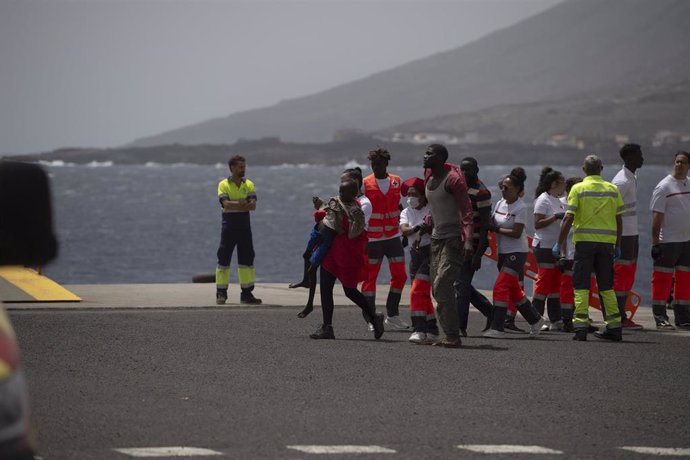 Migrantes procedentes de un nuevo cayuco desembarcan en el puerto de La Restinga, a 26 de agosto de 2024, en El Hierro, Canarias (España). 