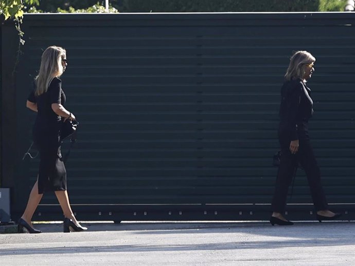 Carla Goyanes y Cari Lapique llegando al tanatorio de Tres Cantos donde se celebrará el funeral por Caritina Goyanes