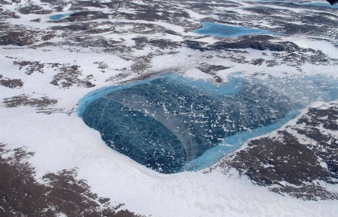 Archivo - Groenlandia está salpicada de lagos de agua de deshielo congelados