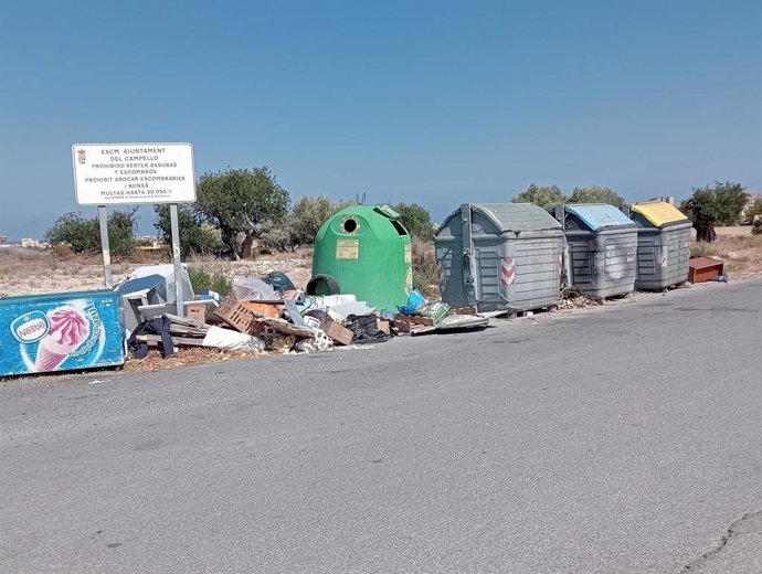 Imagen de contenedores con basura alrededor en El Campello