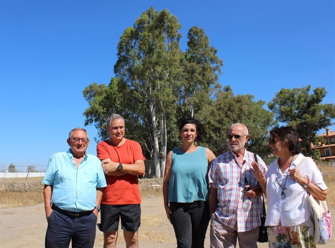 La portavoz del grupo municipal de Con Málaga en el Ayuntamiento de la capital, Toni Morillas, con vecinos de Guadalmar.