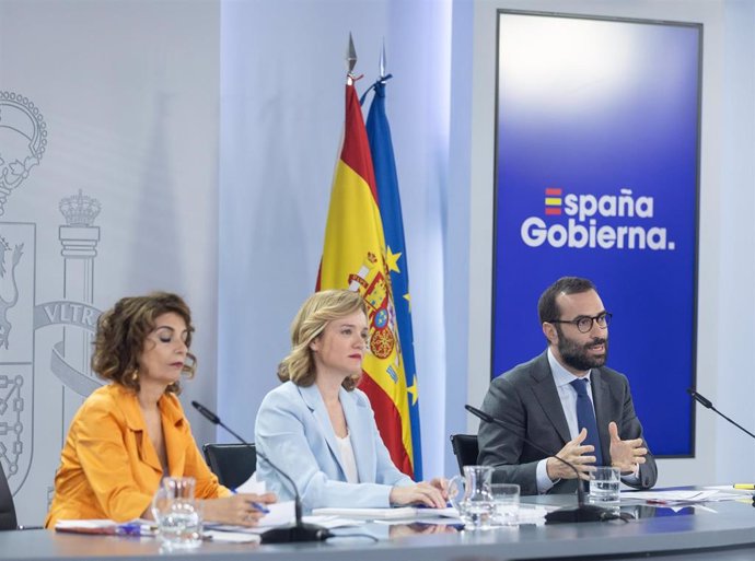 Archivo - (I-D) La vicepresidenta primera y ministra de Hacienda, María Jesús Montero; la ministra Portavoz, de Educación, Formación Profesional y Deporte, Pilar Alegría y el ministro de Economía, Comercio y Empresa, Carlos Cuerpo.