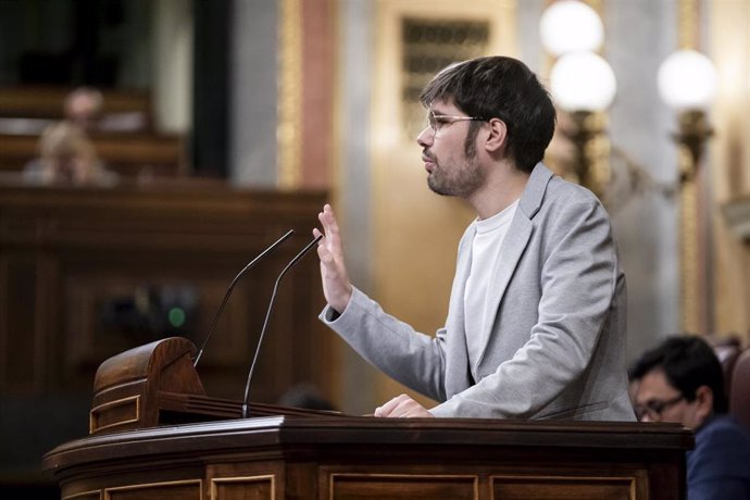 Archivo - El diputado de Sumar Lander Martínez Hierro interviene durante una sesión plenaria, en el Congreso.