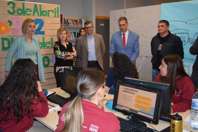 El delegado de Empleo de la Junta en Granada, Javier Martín, participa en una visita al Proyecto Empleo y Formación de Güevéjar