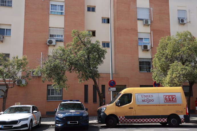 Los servicios fúnebres intervienen en la muerte de una mujer en Pino Montano, supuestamente a manos de su pareja. A 28 de agosto de 2024, en Sevilla (Andalucía, España).