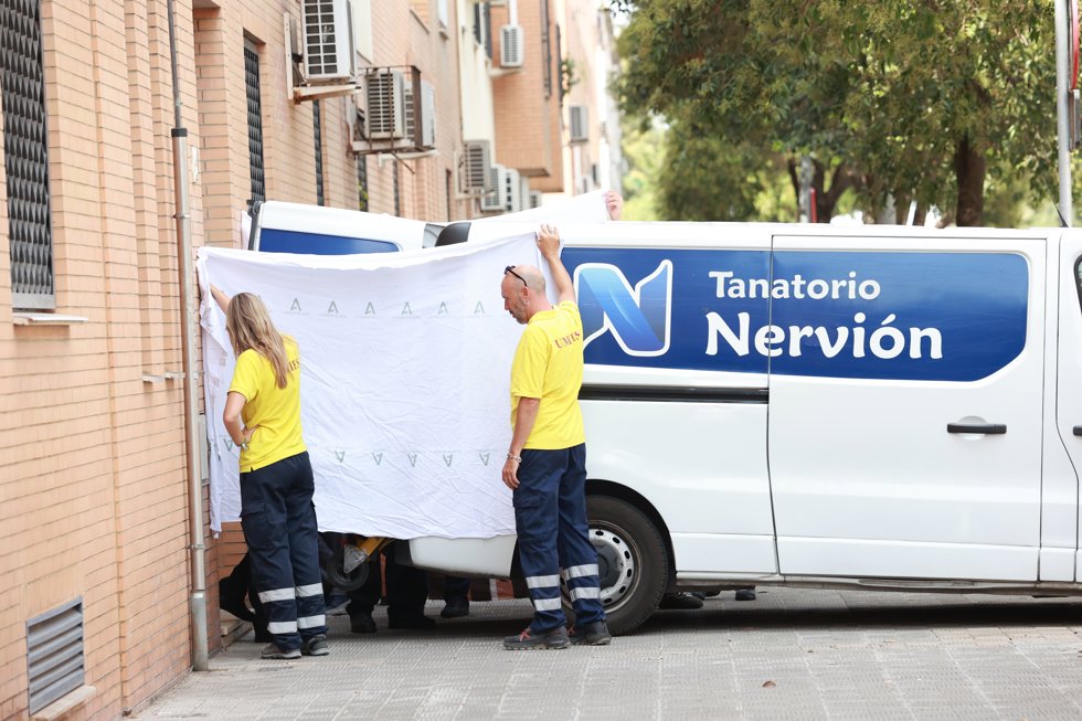 Los servicios fúnebres intervienen en la muerte de una mujer en Pino Montano, supuestamente a manos de su pareja. A 28 de agosto de 2024, en Sevilla (Andalucía, España).
