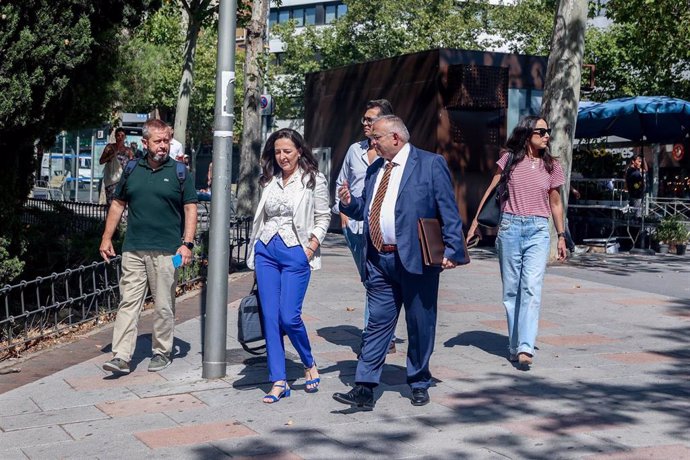 La coordinadora nacional jurídica de Vox, Marta Castro (2i), y el abogado de Hazte Oír, Javier María Pérez Roldán (2d), a su llegada a los Juzgados de Plaza de Castilla por el 'caso Begoña Gómez', a 1 de agosto de 2024, en Madrid (España). 