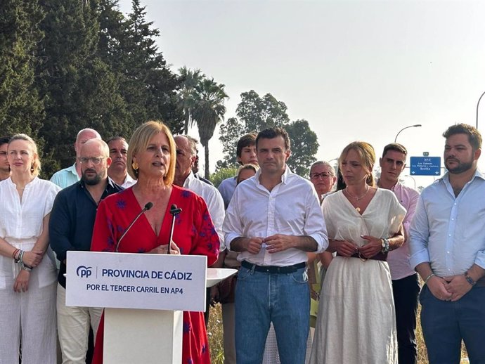 La alcaldesa de Jerez, María José García-Pelayo, junto a Bruno García, presidente del PP de Cádiz, y Almudena Martínez, presidenta de la Diputación de Cádiz, para reclamar el tercer carril de la AP-4