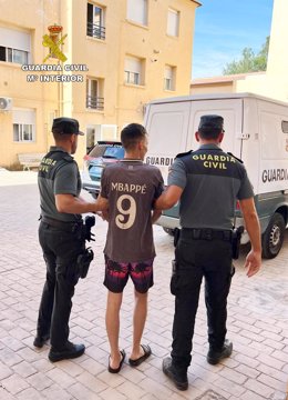 Imagen del detenido, custodiado por la Guardia Civil