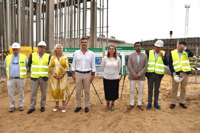 El consejero de Agricultura, Pesca, Agua y Desarrollo Rural, Ramón Fernández-Pacheco, junto a la alcaldesa de Puerto Real, Aurora Salvador, en una visita a las obras de la nueva Estación Depuradora de Aguas Residuales (EDAR) de Puerto Real.