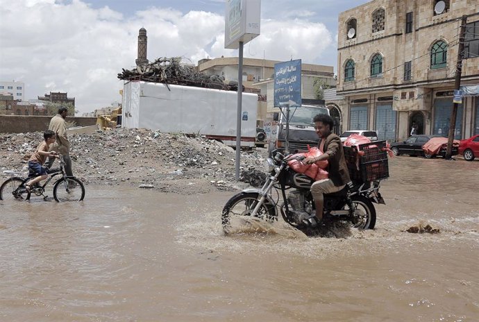 Archivo - Una calle inundada en la capital de Yemen, Saná, a causa de las lluvias torrenciales registradas en abril de 2024 (archivo)