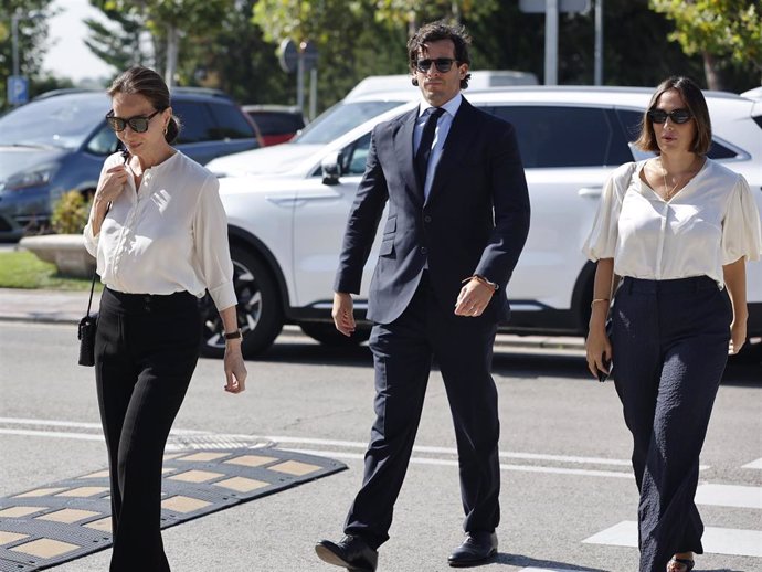 Isabel Preysler, Íñigo Onieva y Tamara Falcó a su llegada al tanatorio de Tres Cantos donde se celebrará el funeral por Caritina Goyanes