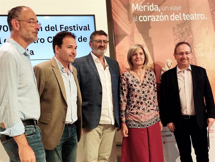 De izquierda a derecha, Jesús Cimarro y Victoria Bazaga, en el balance de la 70 edición del Festival de Mérida.