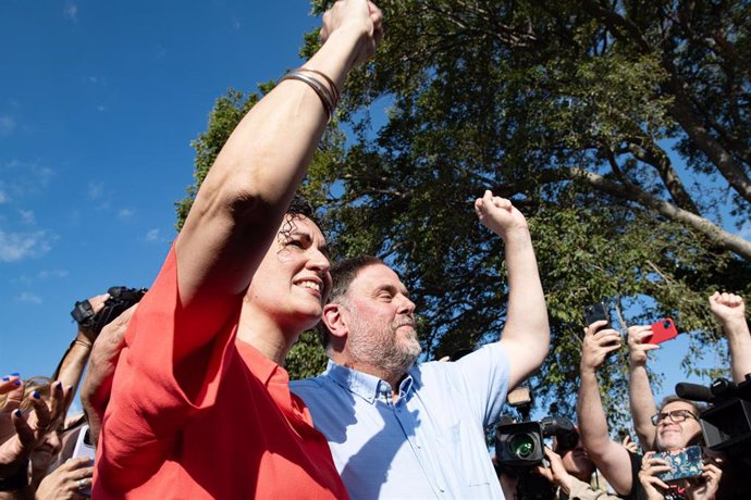 Archivo - La secretaria general de ERC, Marta Rovira, y el presidente de ERC, Oriol Junqueras, tras el archivo del caso Tsunami, en los Jardins de la Rectoria, a 12 de julio de 2024, en Cantallops, Girona, Catalunya (España). Los encausados por el caso Ts