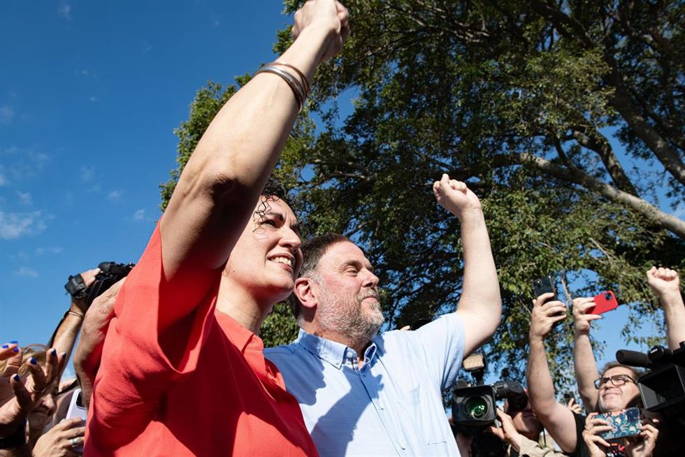Archivo - La secretaria general de ERC, Marta Rovira, y el presidente de ERC, Oriol Junqueras, tras el archivo del caso Tsunami, en los Jardins de la Rectoria, a 12 de julio de 2024, en Cantallops, Girona, Catalunya (España). Los encausados por el caso