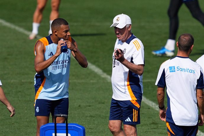 Kylian Mbappe habla con Carlo Ancelotti durante el entrenamiento del Real Madrid