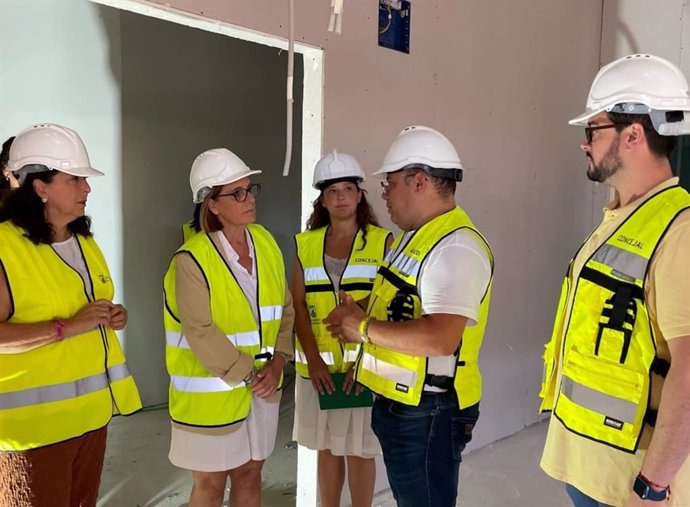 Visita de la delegada de Inclusión Social de la Junta en Granada, Matilde Ortiz, a las obras del centro de día