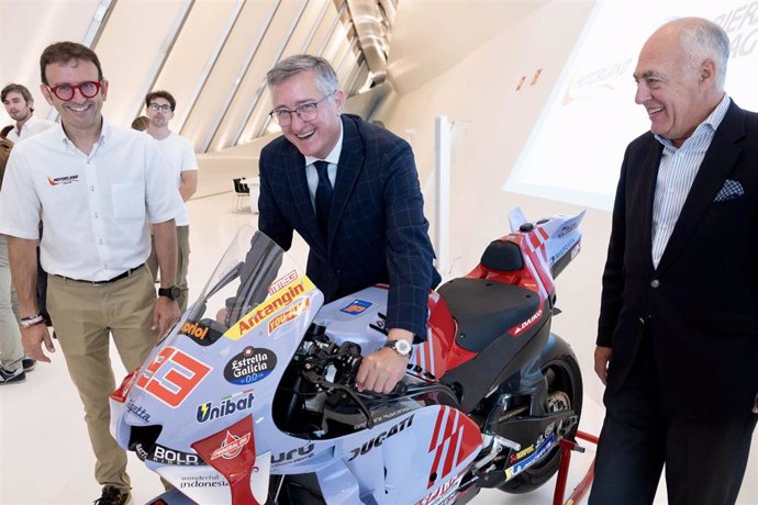 El consejero de Medio Ambiente y Turismo del Gobierno de Aragón, Manuel Blasco, junto al gerente de Motorland Aragón, Jorge Panadés, y el director general de la Fundación Ibercaja, José Luis Rodrigo.