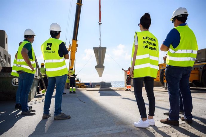 Rosario Soto asiste a la colocación de las vigas que soportarán la pasarela entre la infraestructura portuaria hasta ahora aislada en el mar y tierra firme.