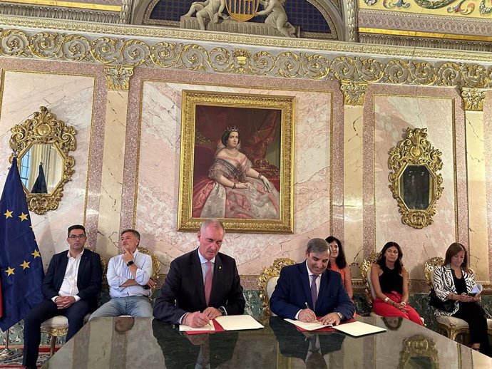 El consejero de Movilidad, José Luis Sanz Merino (dcha), y el alcalde de Segovia, en la firma del protocolo .