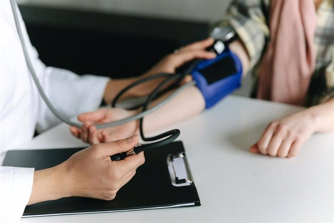 Archivo - Imagen de recurso de una sanitaria tomando la tensión a una paciente.