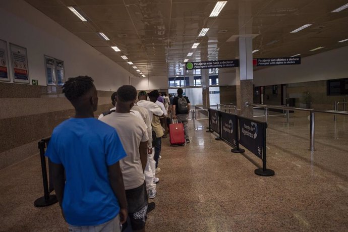 Varios hombres llegan al Puerto de Algeciras tras la salida extraordinaria del Centro de Estancia Temporal de Inmigrantes (CETI), a 3 de agosto de 2024, en Algeciras, Cádiz, Andalucía (España).