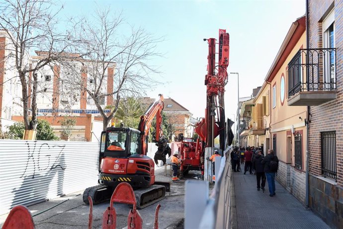 Archivo - Derribo de las viviendas afectadas por la inestabilidad de los terrenos de la construcción de la línea 7B de Metro de San Fernando de Henares, a 14 de marzo de 2023, en San Fernando de Henare