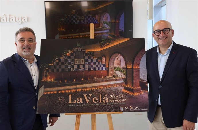 El vicepresidente y diputado provincial de Cultura, Manuel López Mestanza, junto al alcalde de Istán, José Miguel Marín, durante la presentación de este festival.