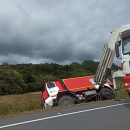 Camión contraincendios de la Xunta volcado