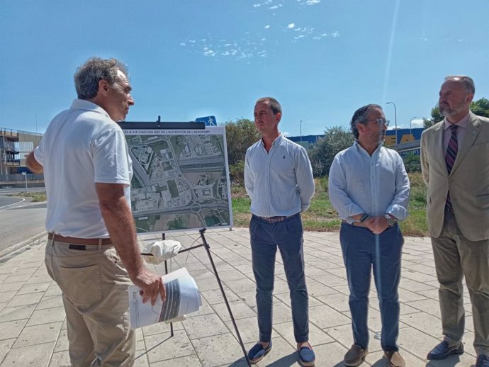 El presidente del Consell de Mallorca, Llorenç Galmés, atiende a las explicaciones del técnico del departamento.