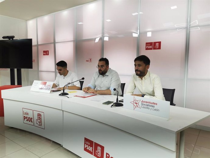 Los dirigentes de Juventudes Socialistas durante la rueda de prensa celebrada este miércoles en León.