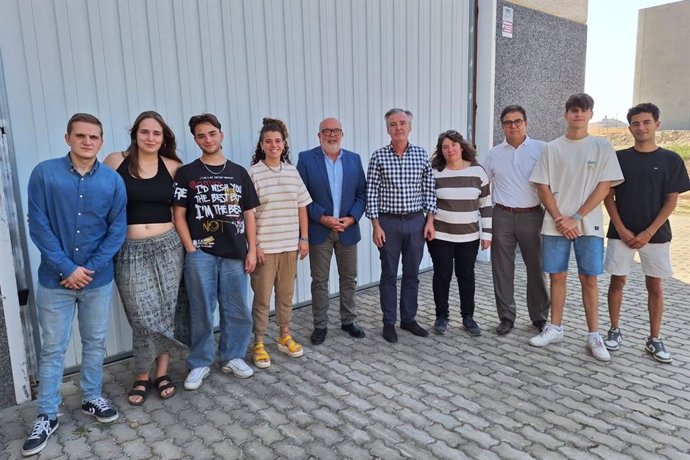 En el centro, Latorre (izda) y Ruiz junto a los universitarios