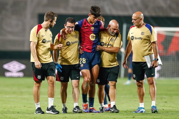 Marc Bernal se marcha con los doctores del FC Barcelona tras caer lesionado ante el Rayo Vallecano