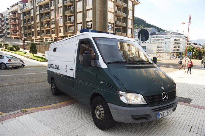 Archivo - Imagen de archivo de un furgón de la Guardia Civil en Castro Urdiales