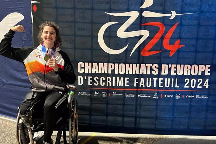 Archivo - Judith Rodríguez tras ganar la medalla de bronce en el Europeo de esgrima en silla de ruedas.