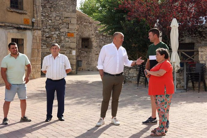 El presidente de la Diputación, Miguel Ángel de Vicente (centro), charla con vecinos de Torreval de San Pedro, durante su visita.