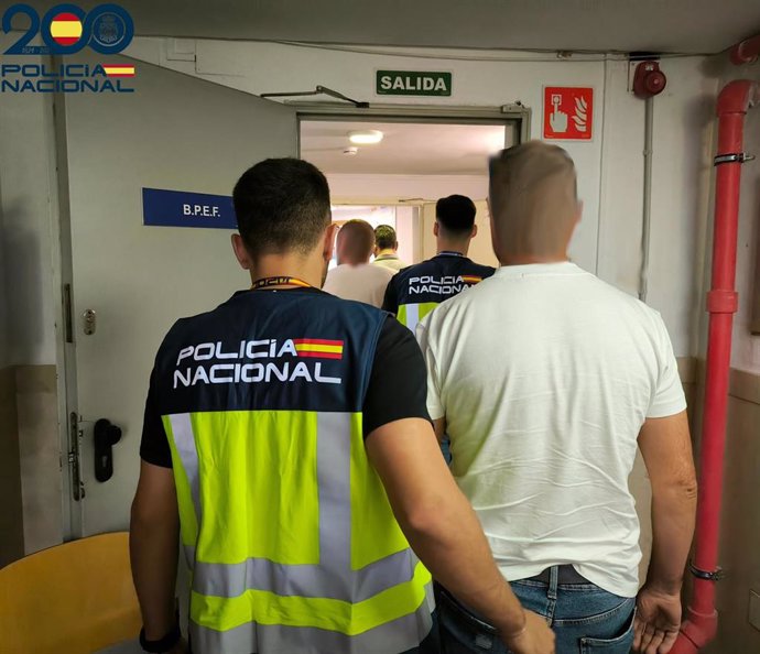 Agentes de la Policía Nacional con los dos empresarios agrícolas detenidos en Mallorca.