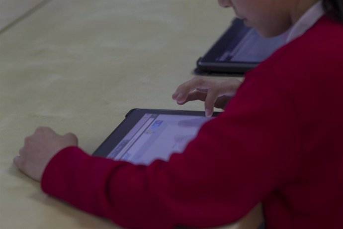 Archivo - Colegio, aula, primaria, clase, niño, niña, niños, estudiando, estudiar, deberes, nuevas tecnologías, tablet