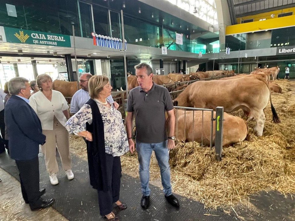 La alcaldesa de Avilés, Mariví Monteserín y el consjero de Medio Rural, Marcelino Marcos Líndez, en el Concurso de Ganado de Avilés.