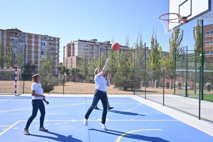 La consejera de Familia e Igualdad de Oportunidades, Isabel Blanco, lanza a canasta ante la mirada de la consejera de Educación, Rocío Lucas.