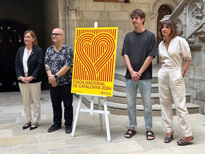 La portaveu i consellera del Govern, Sílvia Paneque; el director musical Jofre Bardagí; l'autor del cartell de la Diada, Sergi Delgado, i la director artística de l'acte institucional, Marta Bayarri