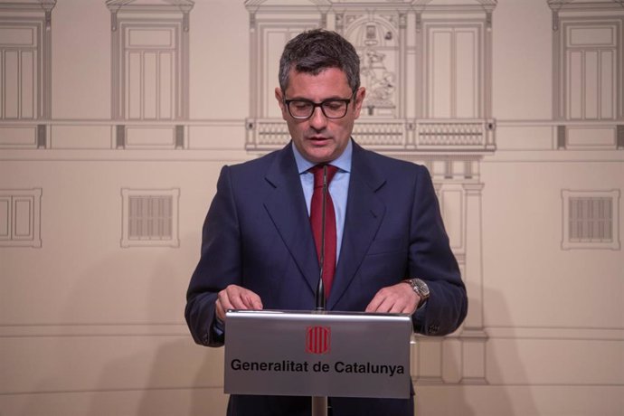 Archivo - El ministro de Presidencia Féliz Bolaños realiza declaraciones tras una reunión para esclarecer el supuesto monitoreo a secesionistas catalanes entre 2019 y 2020, a 24 de abril de 2022, en Barcelona, Cataluña, (España). C