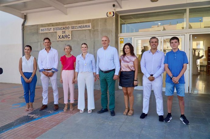 La presidenta del Govern, Marga Prohens, y el conseller de Educación y Universidades, Antoni Vera, visitan las obras de mejora del  IES Xarc de Santa Eulària del Riu.