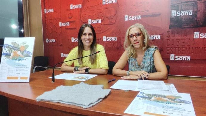 Myriam Martínez (izda) y Teresa Valdenebro presentan la II Feria de la Lana de Soria.