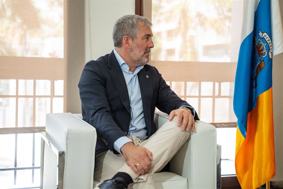 El presidente de Canarias, Fernando Clavijo, durante una reunión con el presidente del Gobierno, Pedro Sánchez, para abordar la crisis migratoria del archipiélago, en la Dirección Insular de la Administración General del Estado en Santa Cruz de la Palma