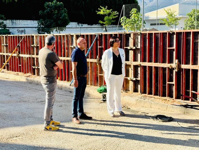La delegada de Desarrollo Educativo de la Junta en Granada, María José Martín, visita las obras de mejora en el IES Montes Orientales 